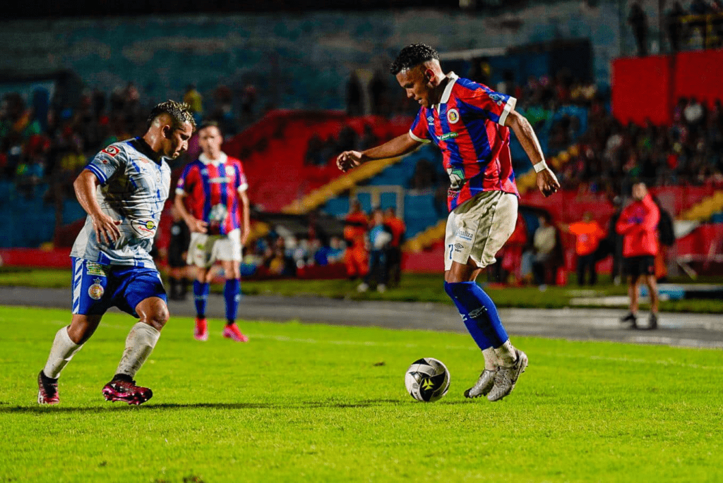 Rafa Tejada en duelo con Byron López, el atacante solo tuvo una ocasión de gol que terminó atajada por Pleitez, Foto: Moisés Avalos